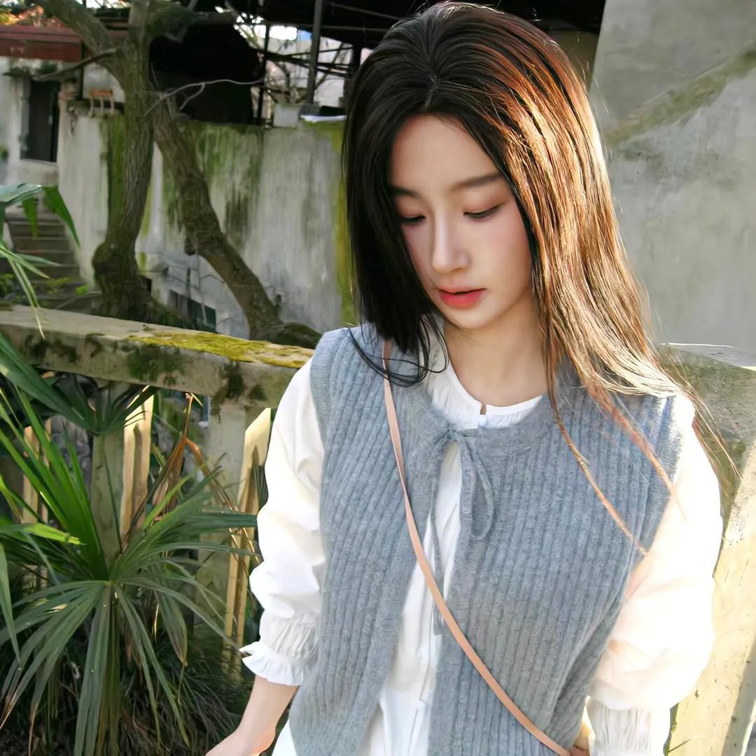 女生向前走